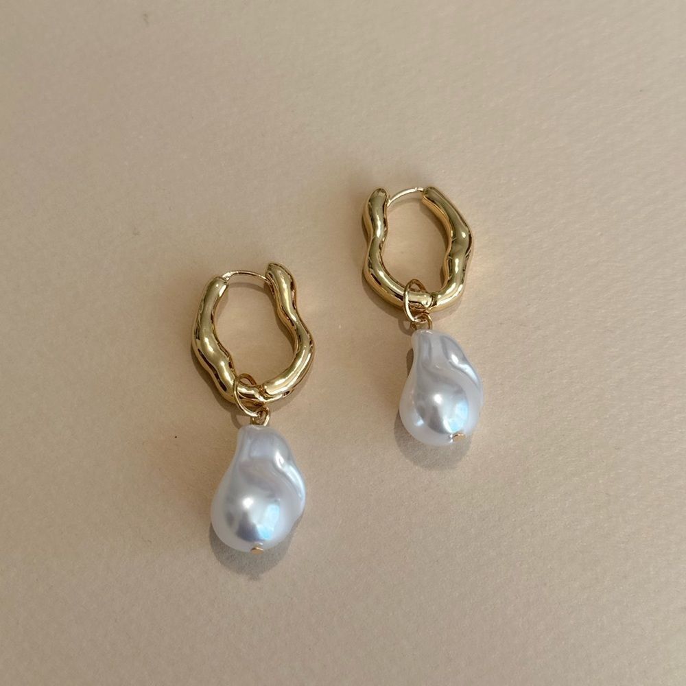 Chunky asymmetrical hoops with a pearl dangle